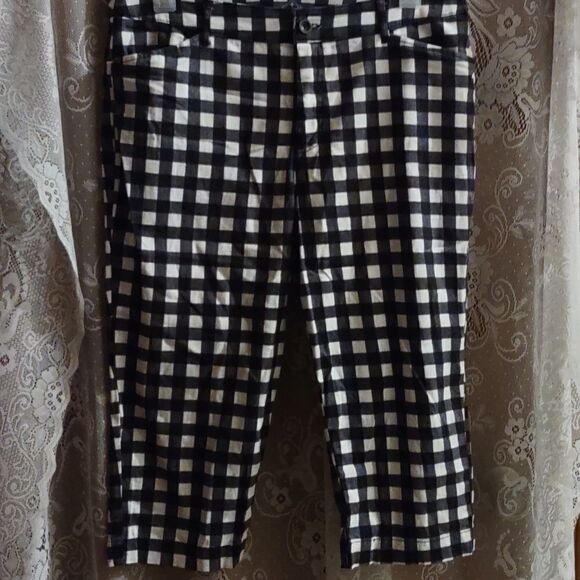 St. John's Bay, size 16, Black/White Checked Capri, excellent condition‎ - Picture 1 of 8